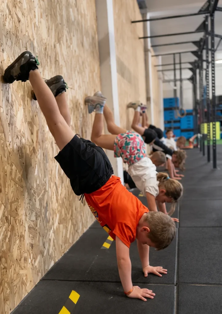 Enfants de la section Babies en équilibre contre le mur à Farmer CrossFit, Plaisir (78)