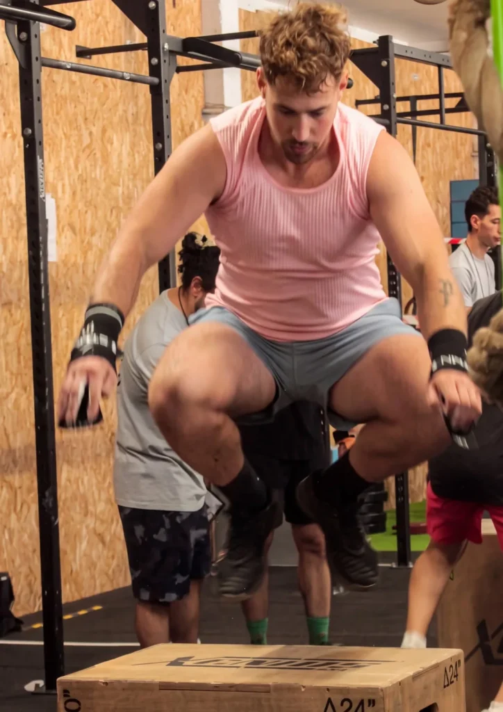 Box jump pendant un cours de CrossFit chez Farmer CrossFit à Plaisir (78)