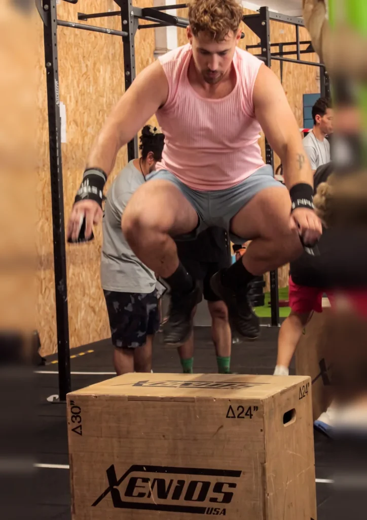Box jump pendant un cours de CrossFit chez Farmer CrossFit à Plaisir (78)