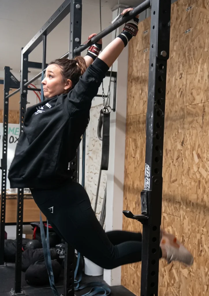 Travail de gymnastique à la barre de traction chez Farmer CrossFit à Plaisir (78)