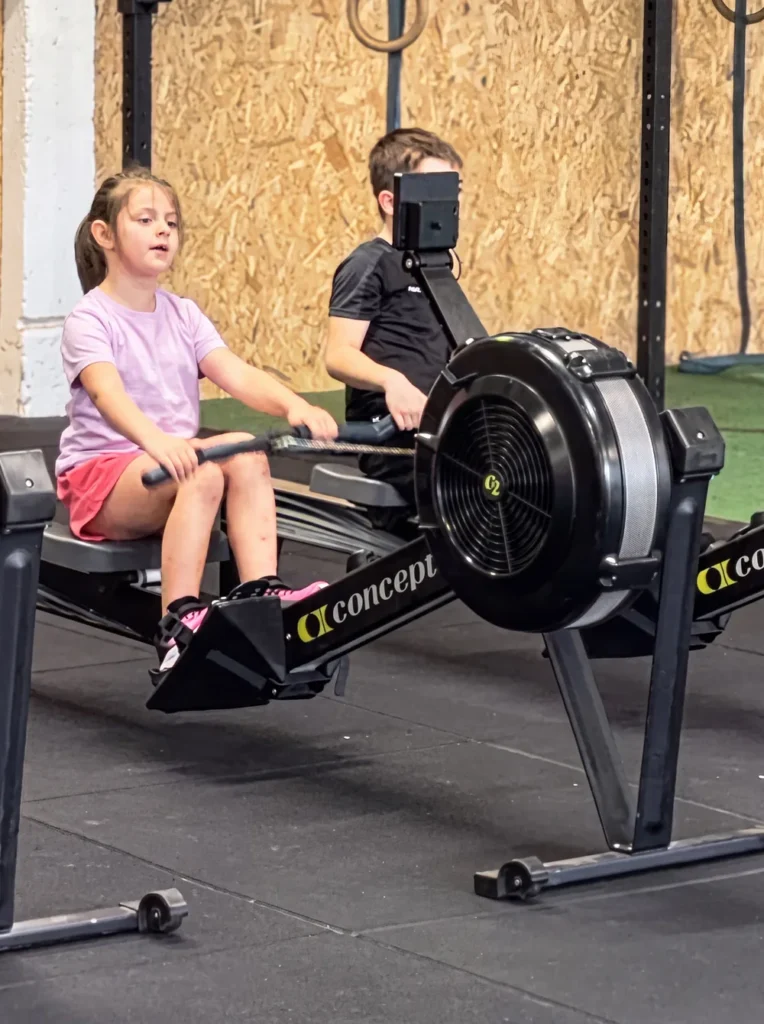 Enfants de la section Kids sur rameur chez Farmer CrossFit, Plaisir (78)